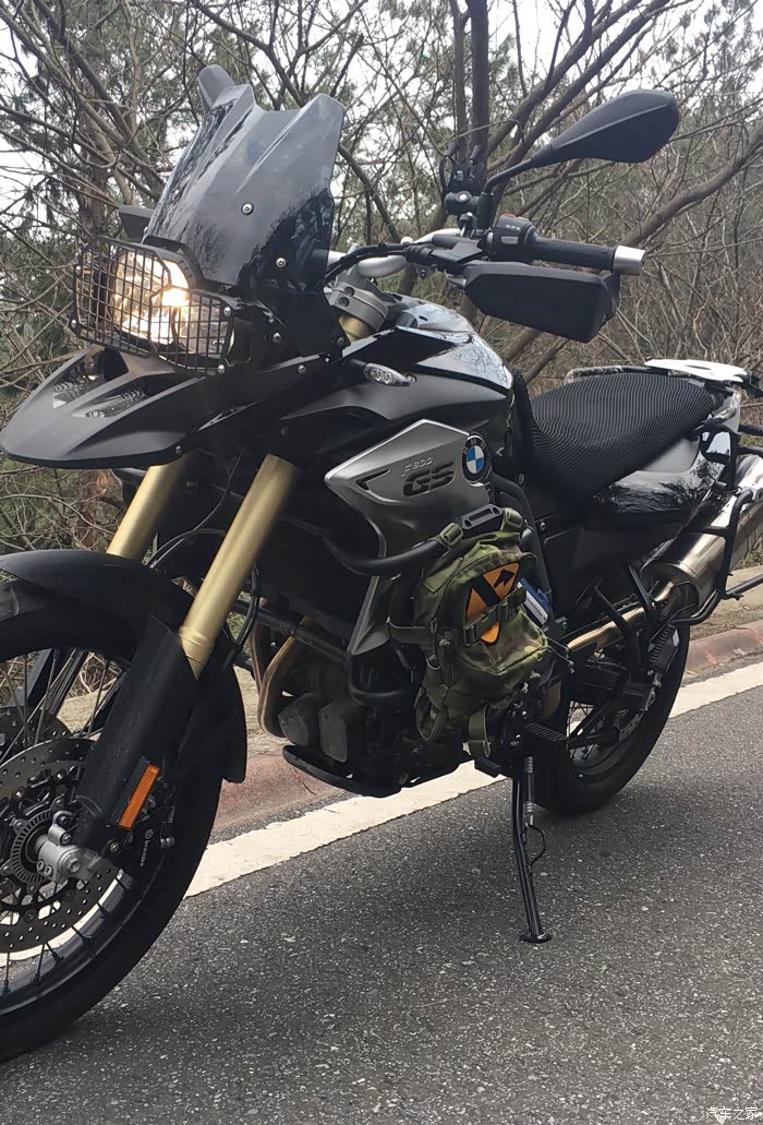 givi的不错.护杠上最好挂个包,包里不要放硬的东西.倒车时可以缓冲.