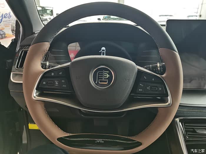 奔驰式豪华两幅方向盘,集各种功能于一体,提高驾驶安全与乐趣