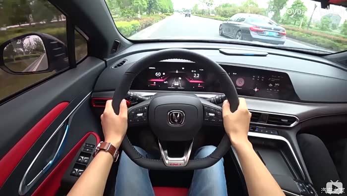 开车单手打方向盘是技术好还是为了耍酷