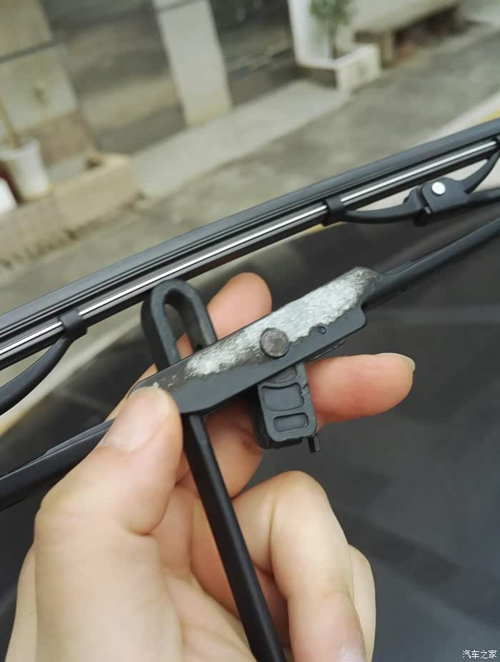急救助,2013款东风风神s30 1.6手动尊雅版 雨刮器拆不下来