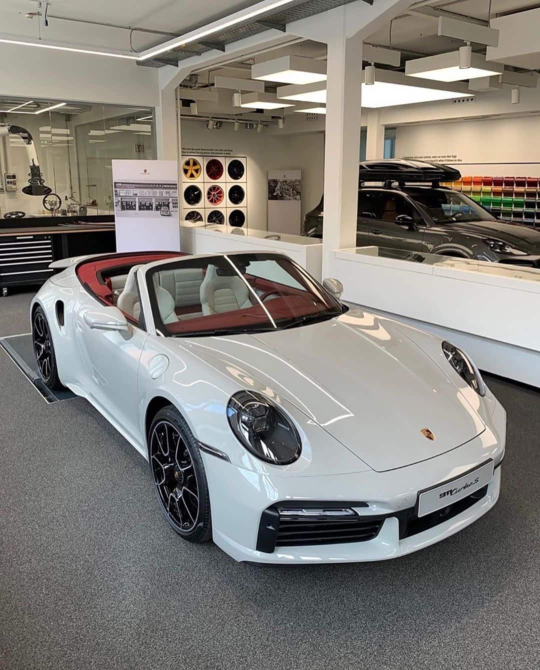 保时捷全新911 turbo s,红色内饰充满活力.