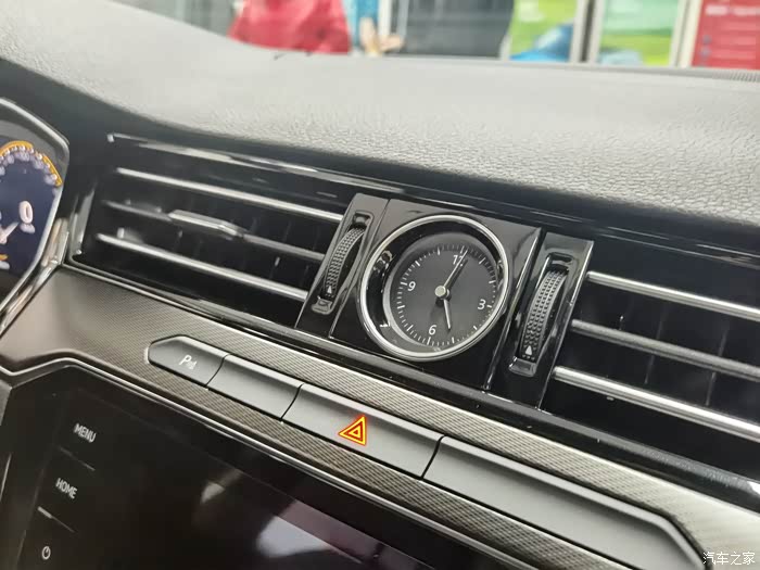 迈腾特有的石英表还是那么高大上