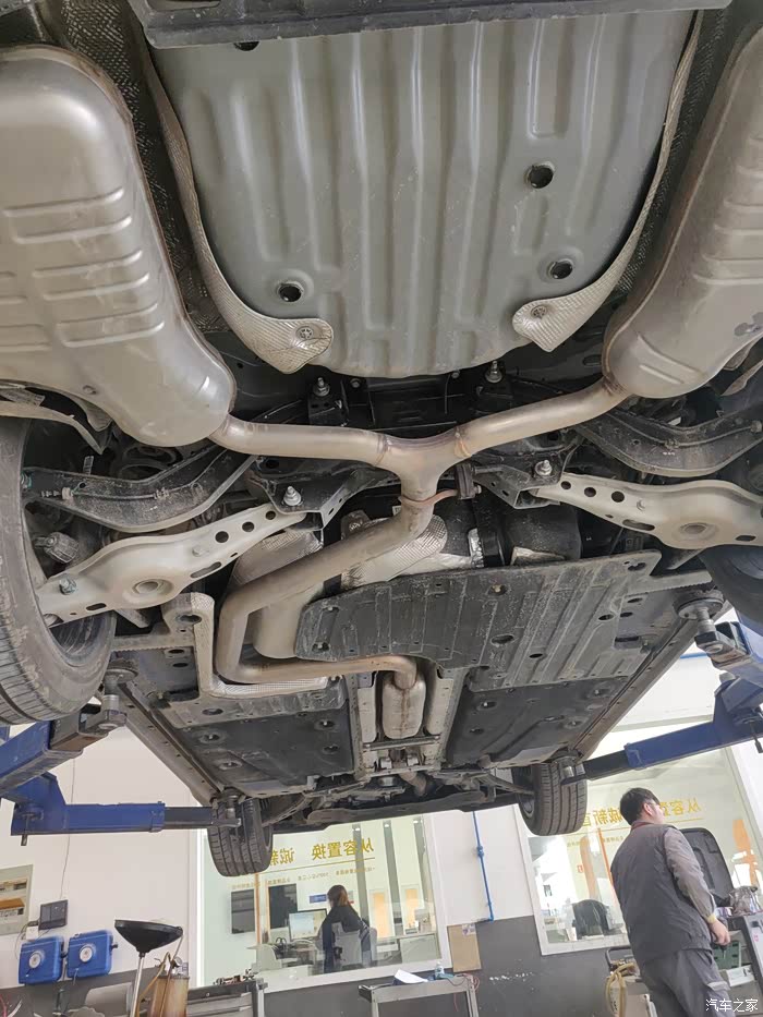 20款君威gs尊贵5k公里首保顺便带大家看下底盘
