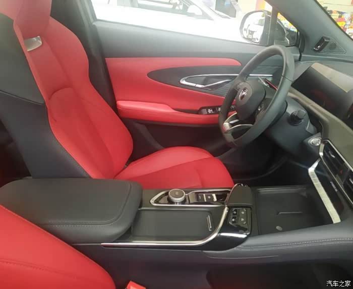 红色内饰,座椅皮质好,包裹性也好,,内饰虽然比较紧凑,但搭配很是合理.