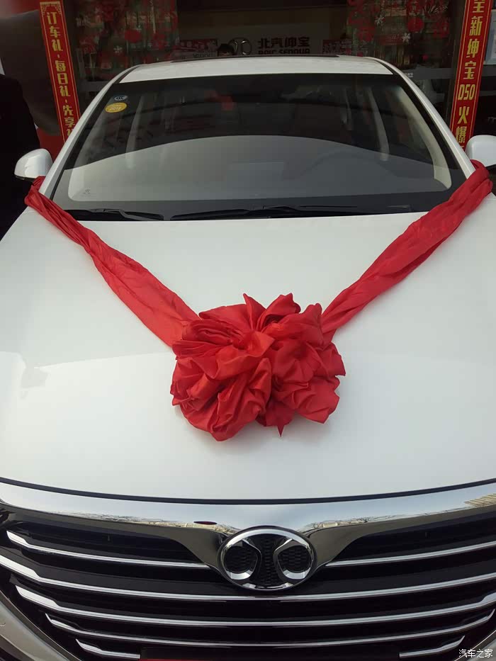 今天来提车了 车上挂着大红花 好喜庆