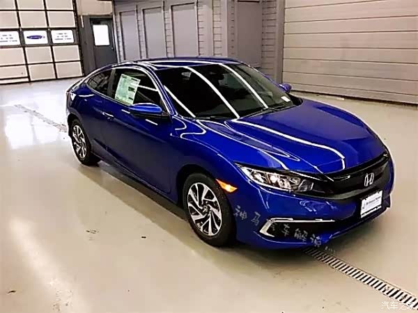 本田思域双门轿跑外观的设计很有运动范超高颜值开着很拉风