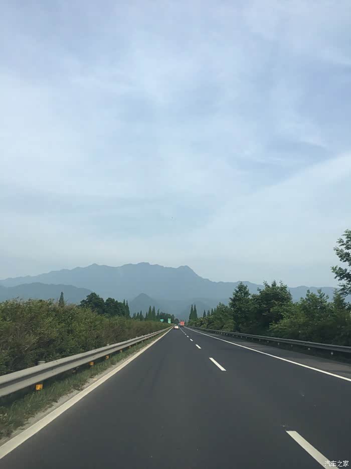 进入都汶高速,群山开始出现