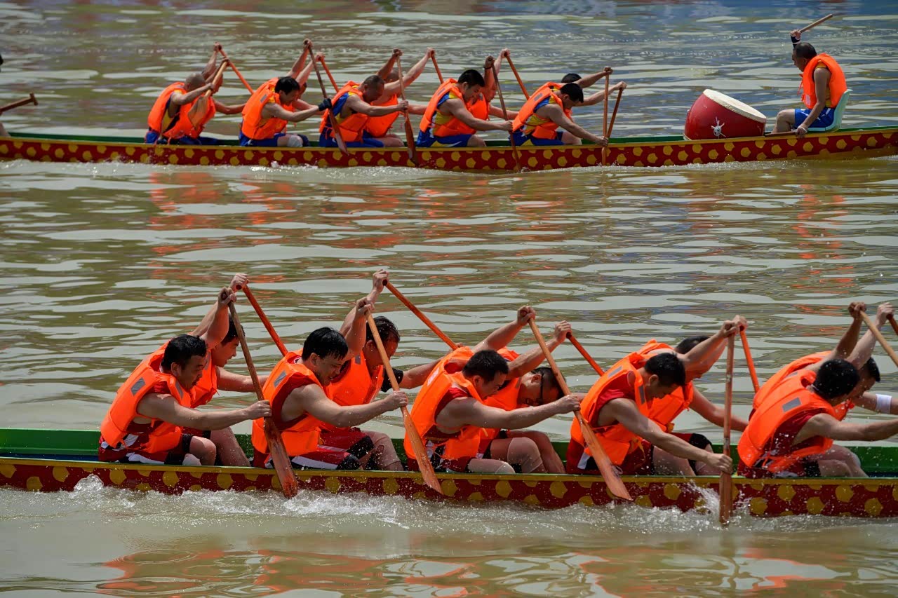 龙舟过江划桨忙,欢畅过节喜洋洋!