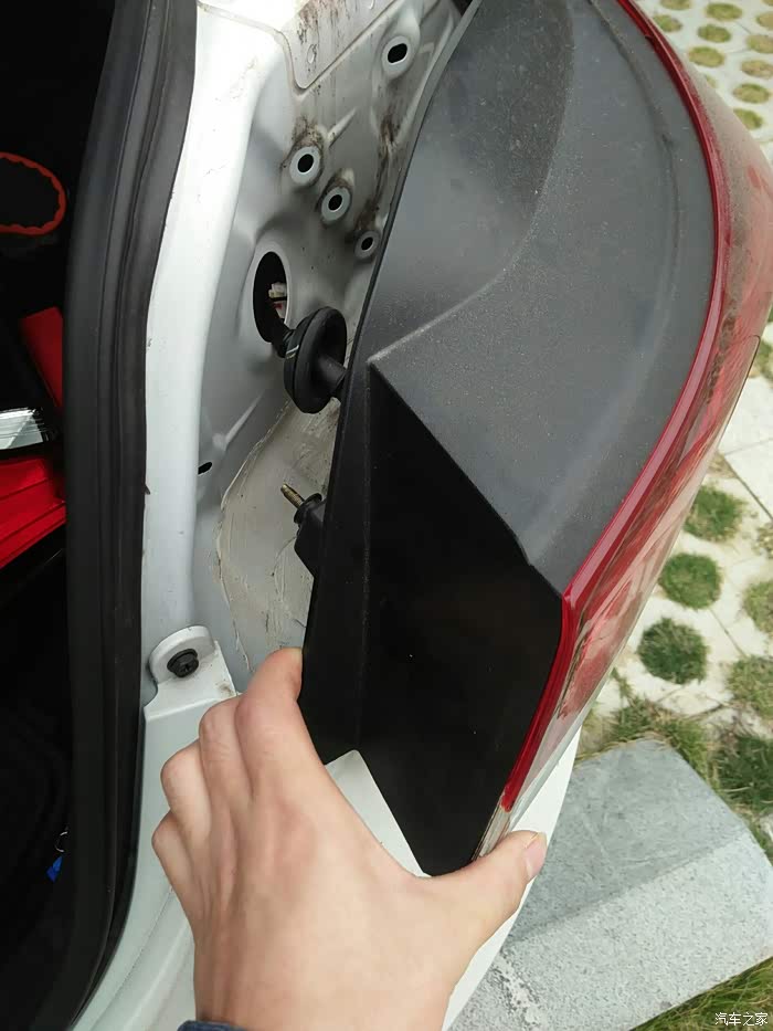 自己动手更换碎了的后尾灯