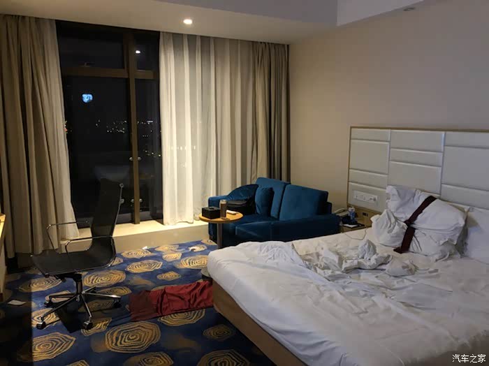 无聊到一个人住酒店凌晨一点在等外卖烧烤