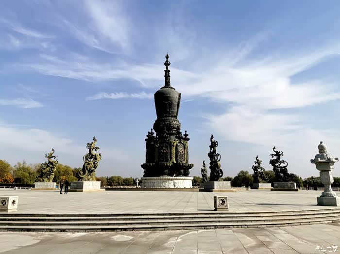 九龙佛塔是以佛教文化为主题的集转动,音乐,喷泉为一体的