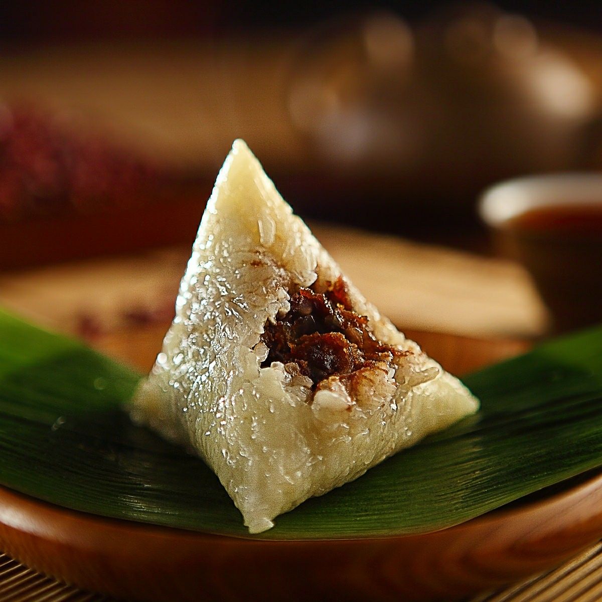 粽子,由粽叶包裹糯米蒸制而成,是中华民族传统节庆食物之一