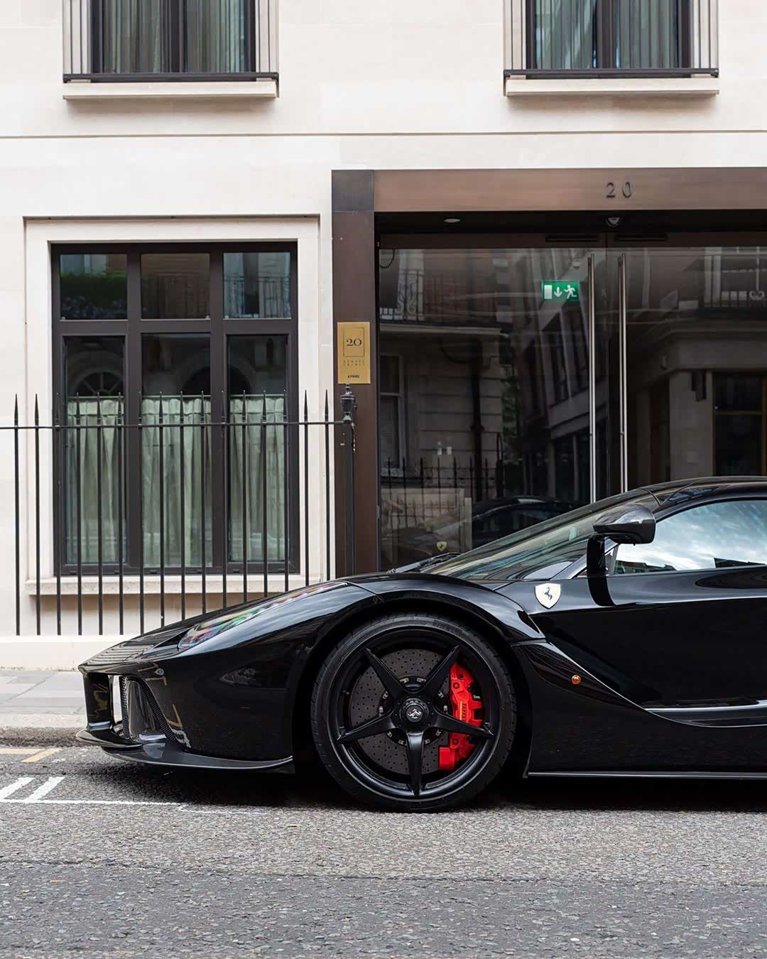 黑色法拉利laferrari