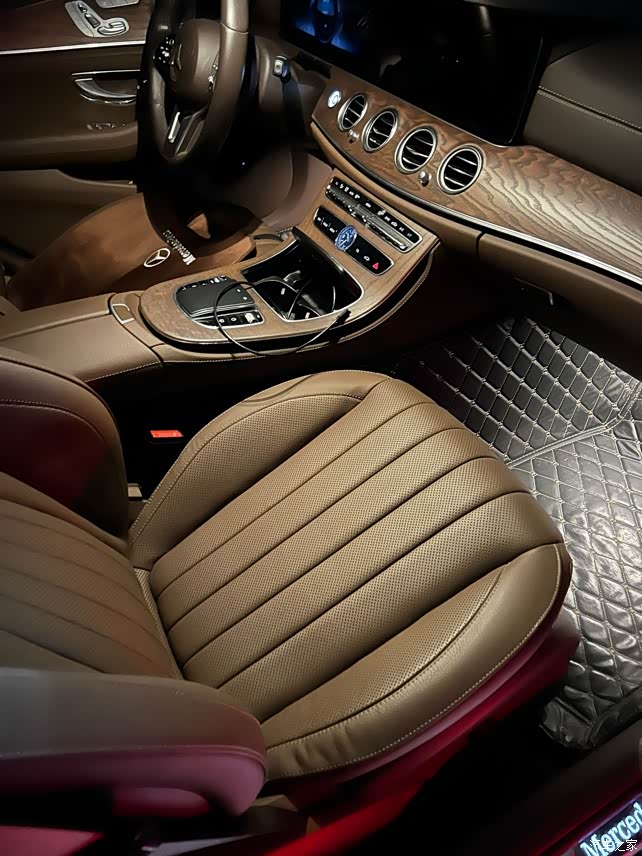 出售一手20年7月奔驰e300舒享版