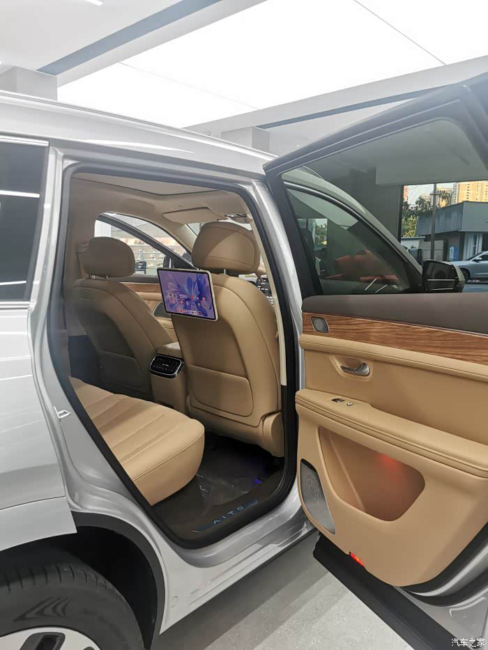 后排对比来了 理想l7,本田冠道,m7 仔细看后门音响位置,问界的座椅是