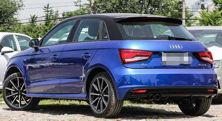 宝蓝色的奥迪a1竟然闪到我眼了