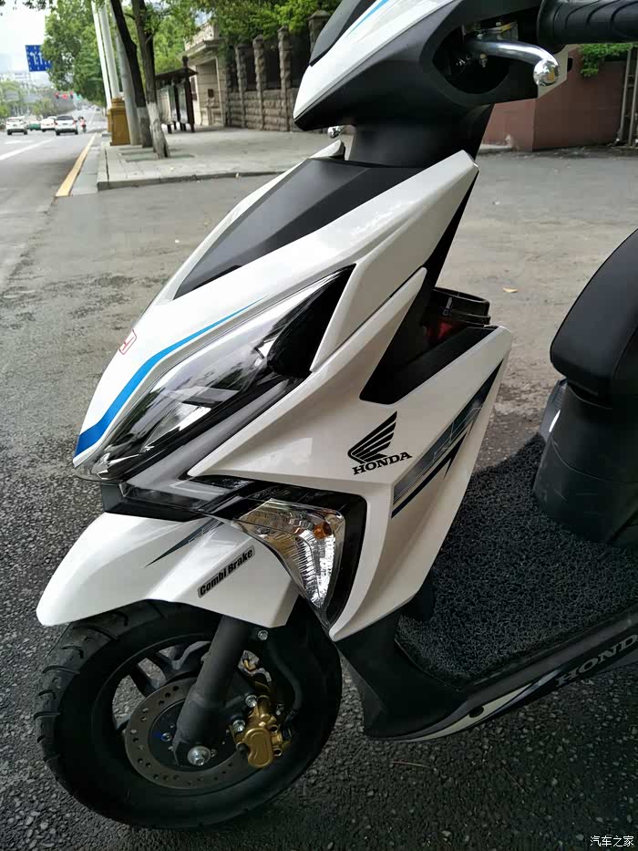 拒绝不了它的颜值,还是买了裂行白色版