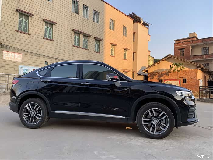 自主品牌的轿跑suv,黑武士吉利星越!