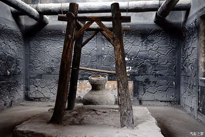 然后一些类似图片古代刑房这些场景及道具展示