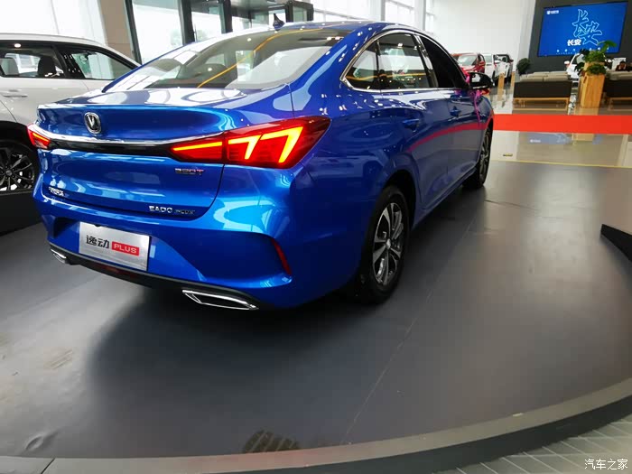 蓝色的逸动plus更有活力