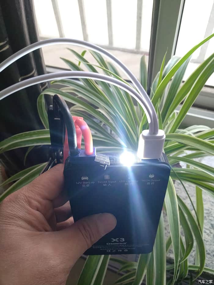 黑色凸点电源开关键,长按就开启和关闭,打开后有盏指示灯为最?电量.