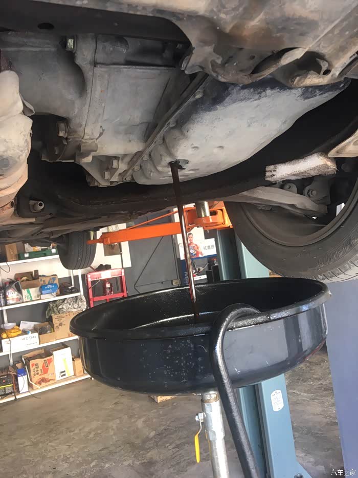 11款天籁公爵更换变速箱油作业