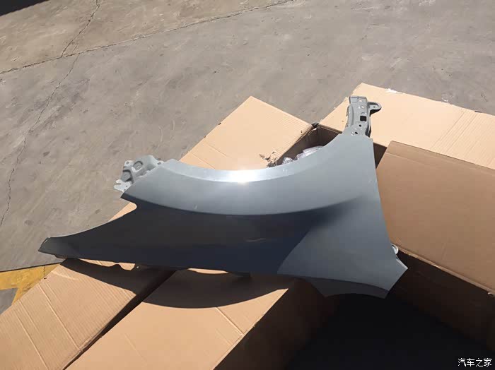 出原装睿翼轿跑以及睿翼右前叶子板一个