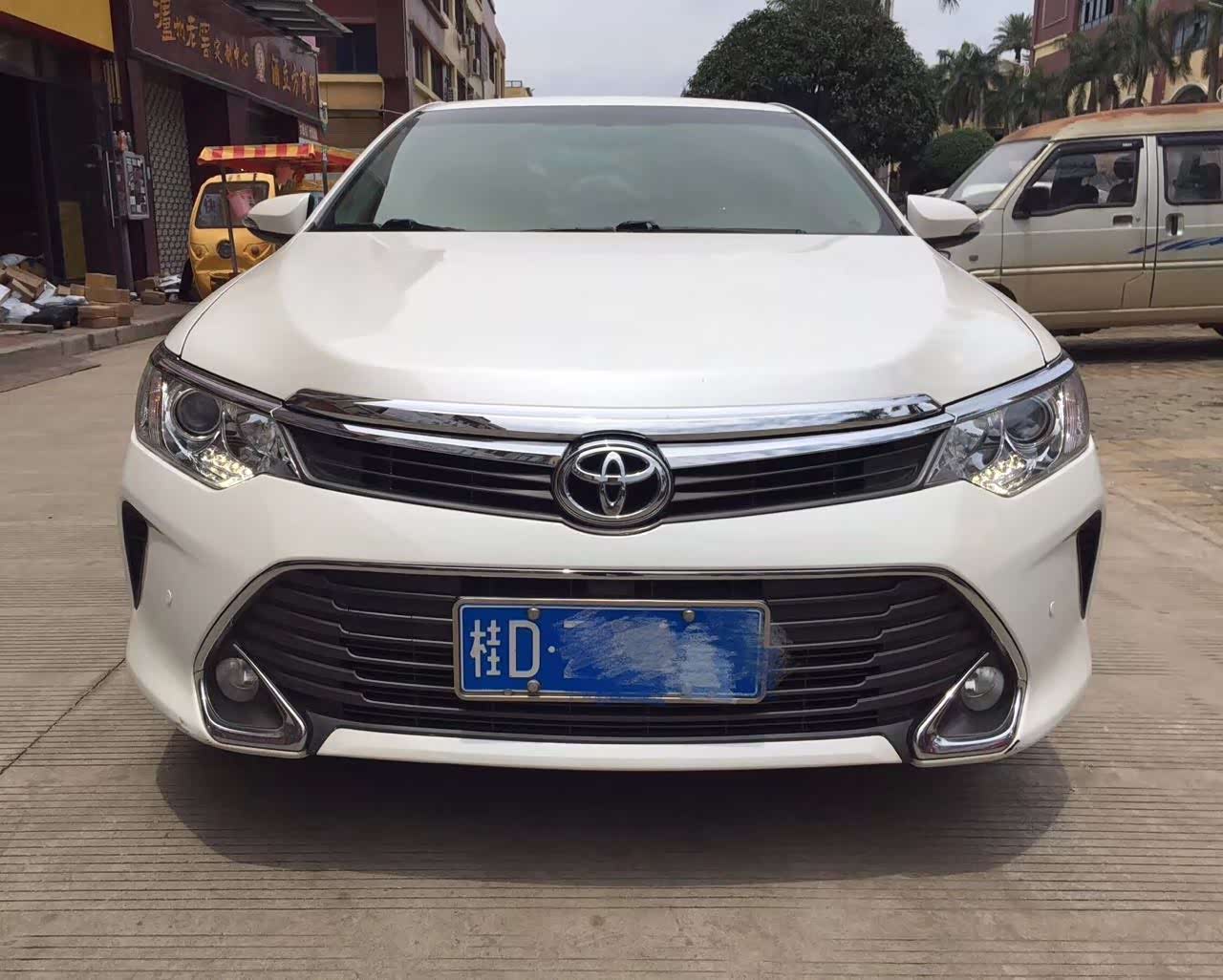 丰田凯美瑞周年纪念版白色也非常帅气