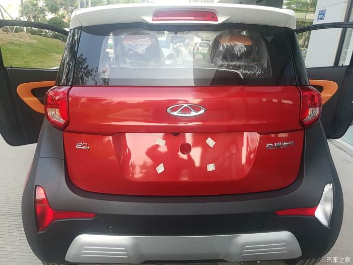 红色的奇瑞小蚂蚁视觉冲击