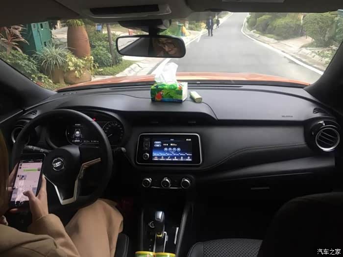 坐车里等闺蜜下来,朋友从后面拍照,劲客的内饰简洁大方,给人清爽的