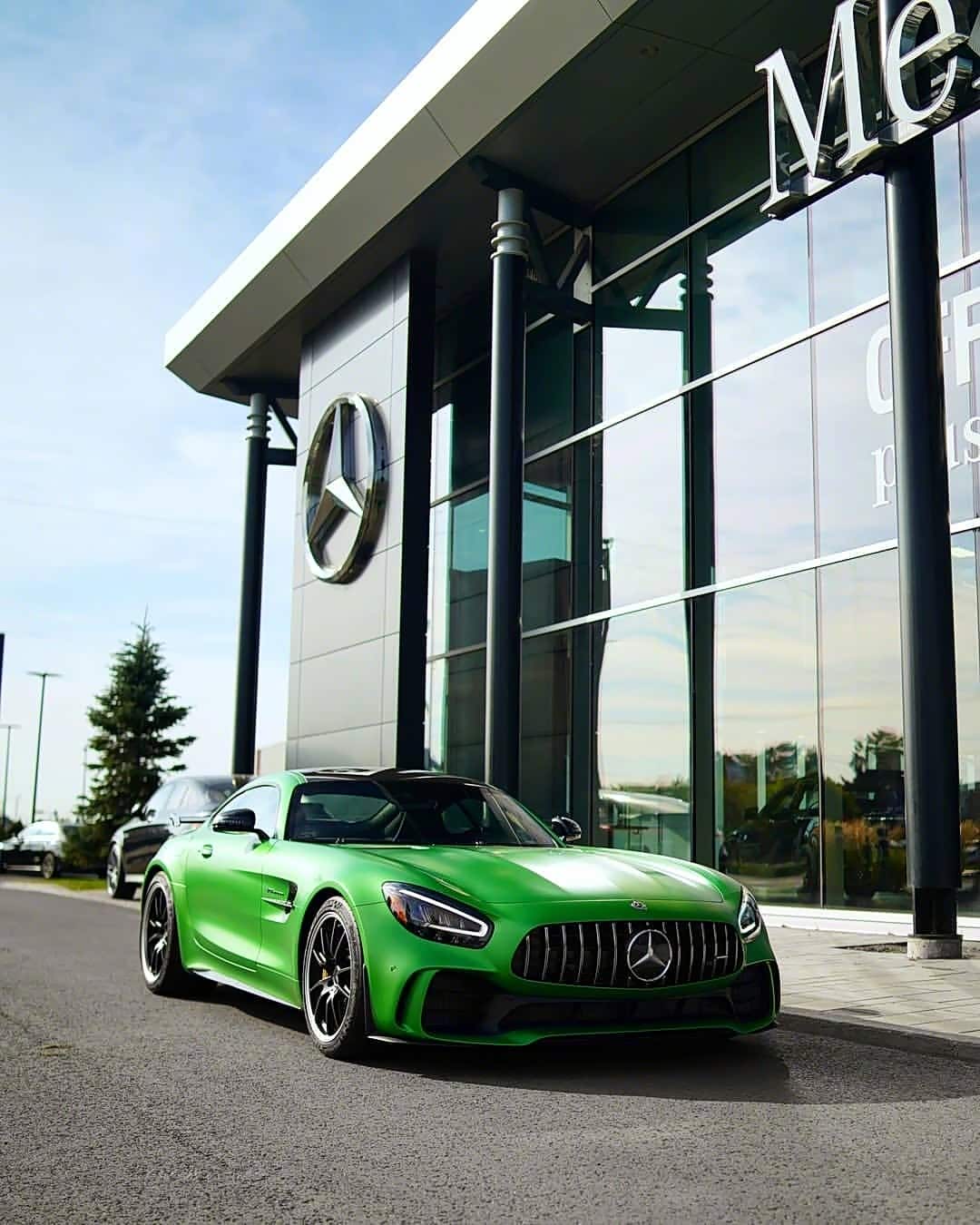 奔驰amggt这个绿色涂装太吸引人的眼球了感觉有点太绿