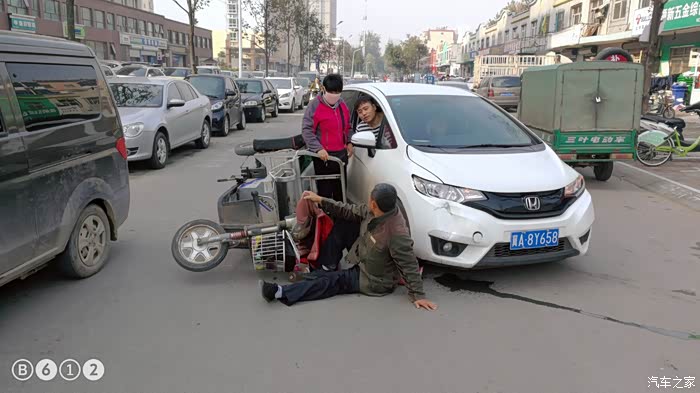 轻微交通事故对方不来处理,交警要我认全责