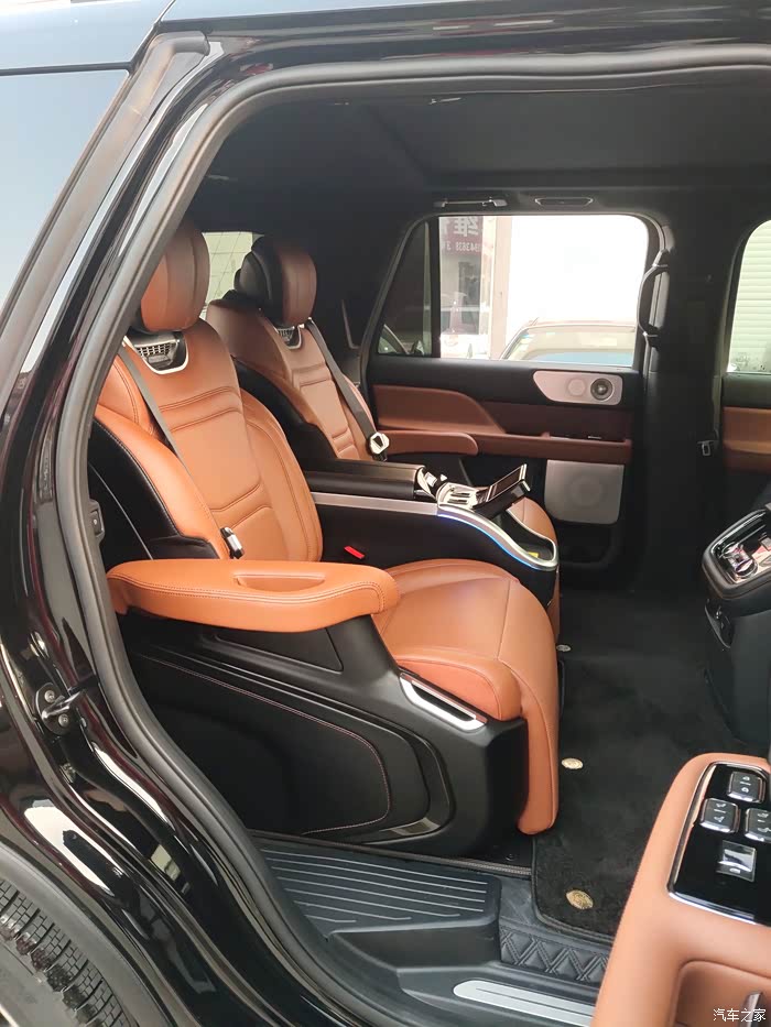 林肯领航员内饰小改中排航空座椅作业