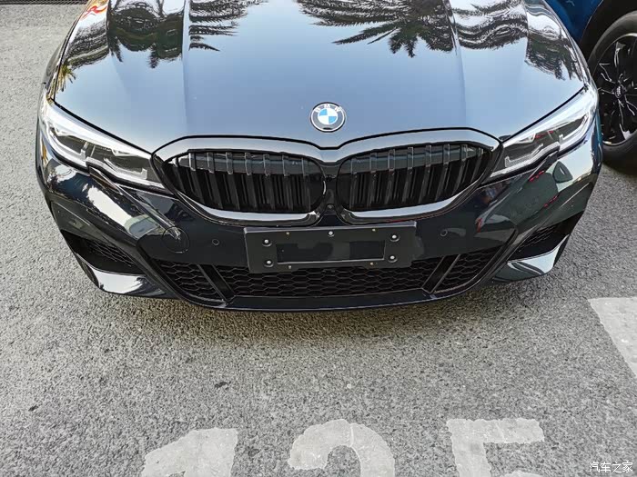黑色的宝马,如此豪华大气的车头,整车的轮廓更是炫酷动人,爱了