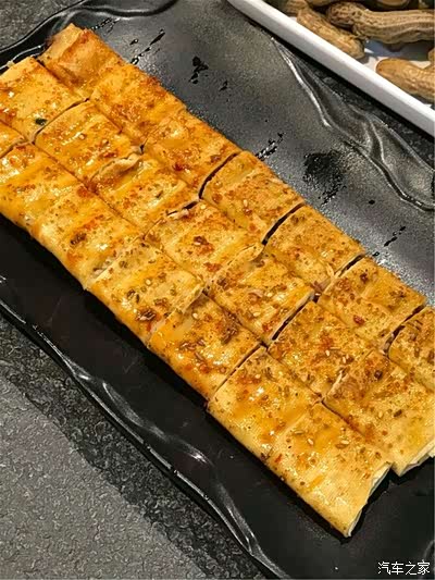 他们家做的干豆腐卷都是一整张的,然后切开来吃,烤的非常好.