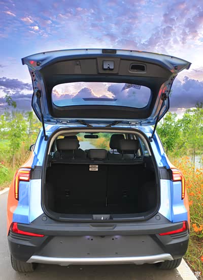 后备箱有520l;后排4/6可折叠放倒,可灵活使用空间,家用的话也足够.