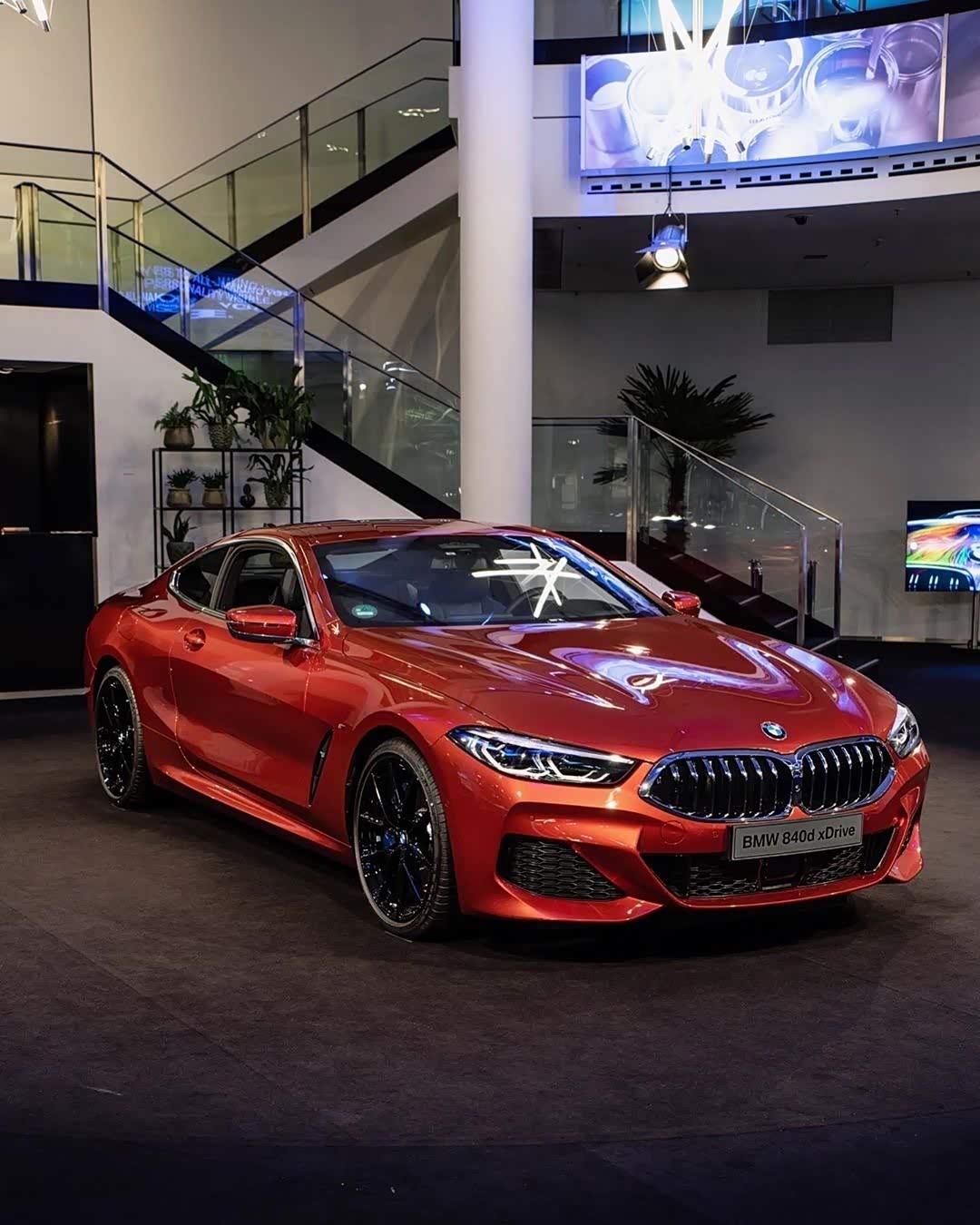 红色的宝马八系更加诱人