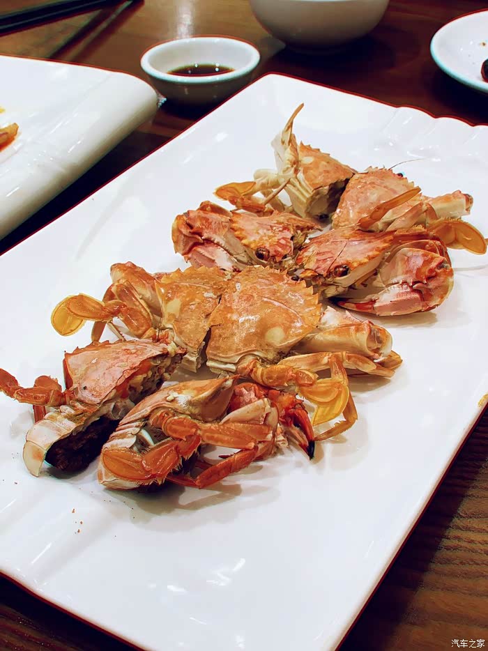 螃蟹一啊爪八个,两头尖尖那么大个