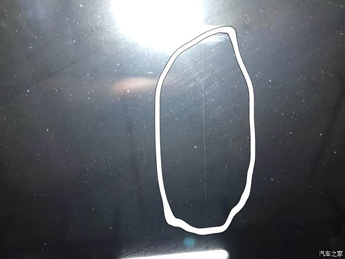 首先恭喜,然后咨询下,你的车前风挡玻璃右边有一横一竖两根黑线么?