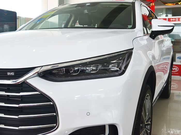 优雅的白色比亚迪唐