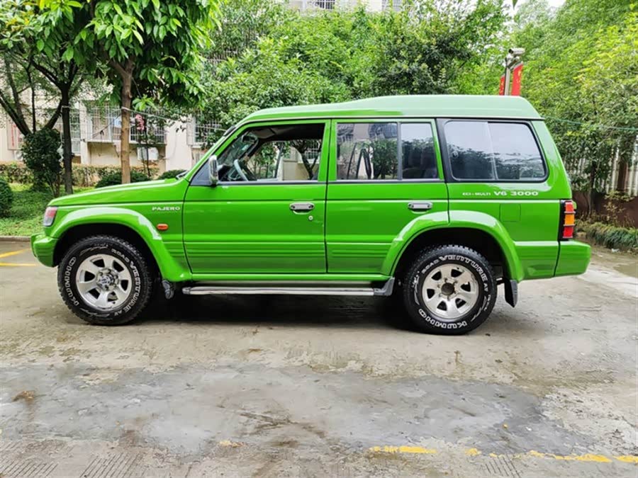 挂着三菱标的猎豹这颜色有点独特