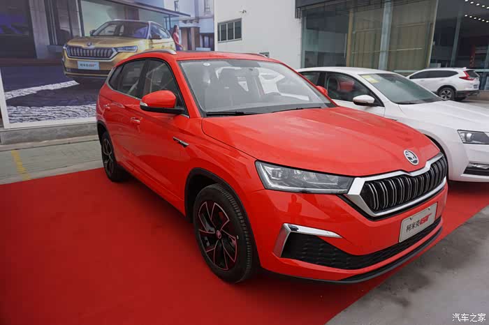 柯米克gt的红色跟以往的斯柯达红不一样,这次的红很艳丽