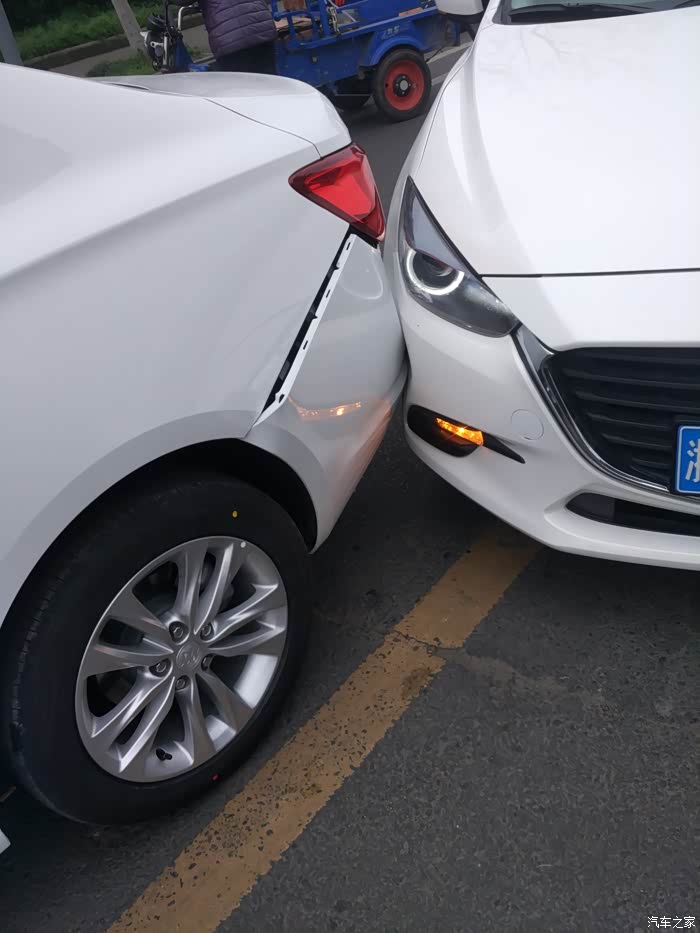 新车上路被追尾