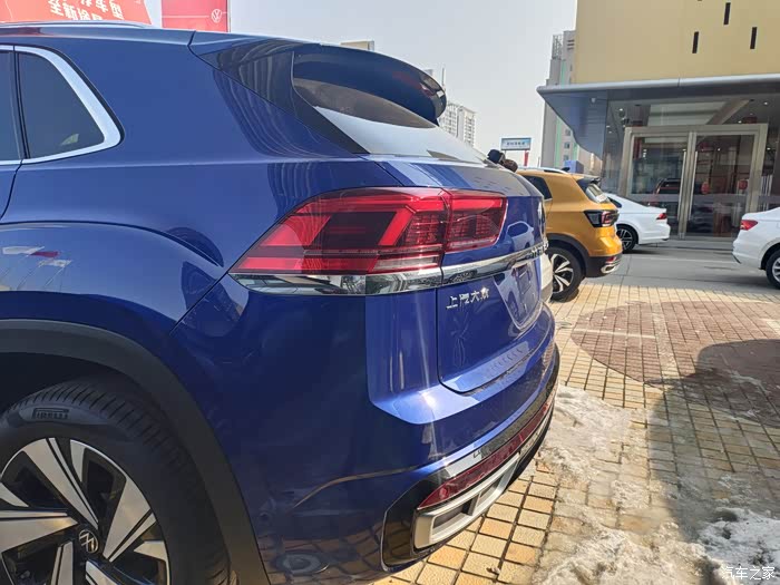 阳光下的你很靓眼蓝色的途昂x