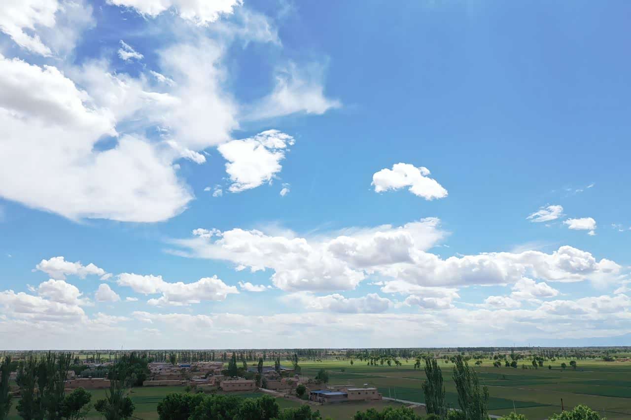 农村的蓝天白云体现了田园生活