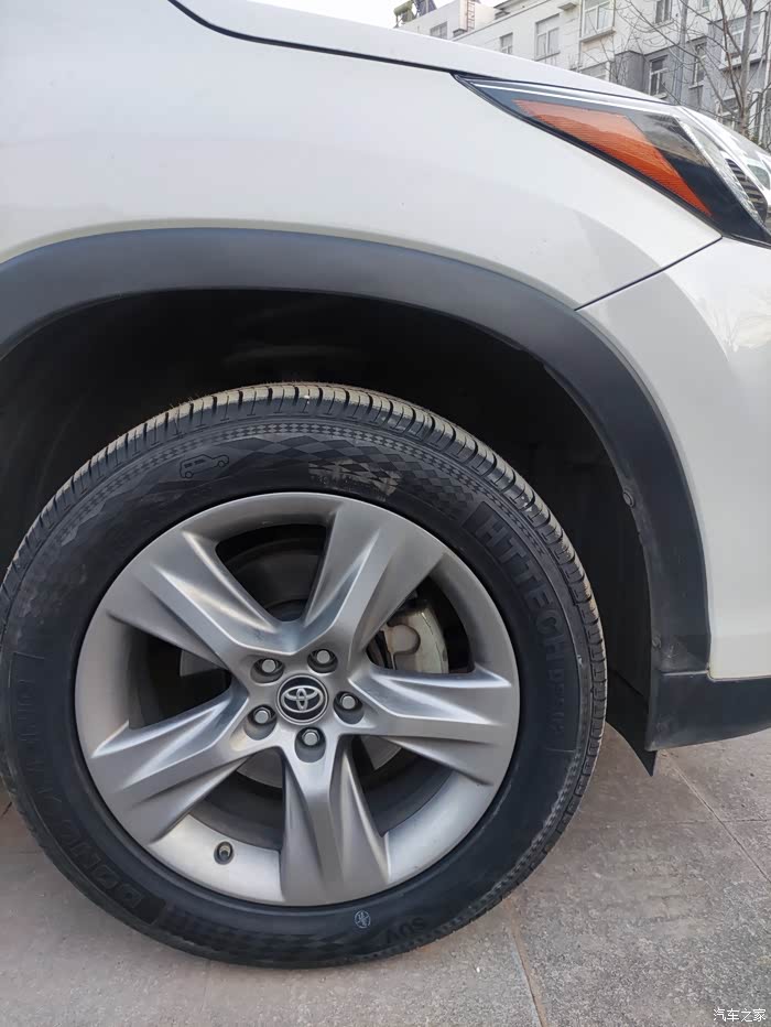 汉兰达更换轮胎