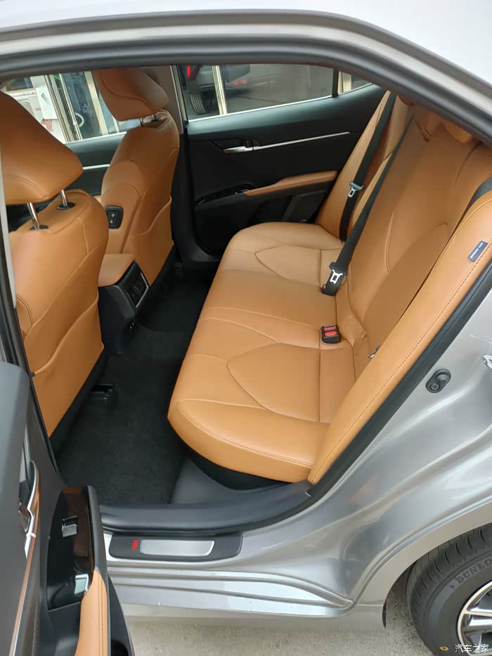 已订凯美瑞混动豪华版钛灰银棕内