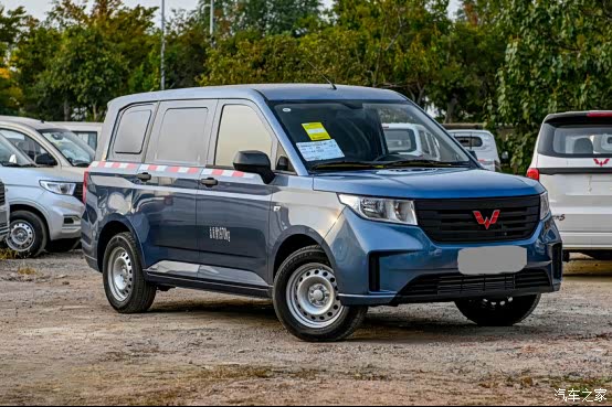 跟老爸去看车,中意五菱宏光plus封窗版