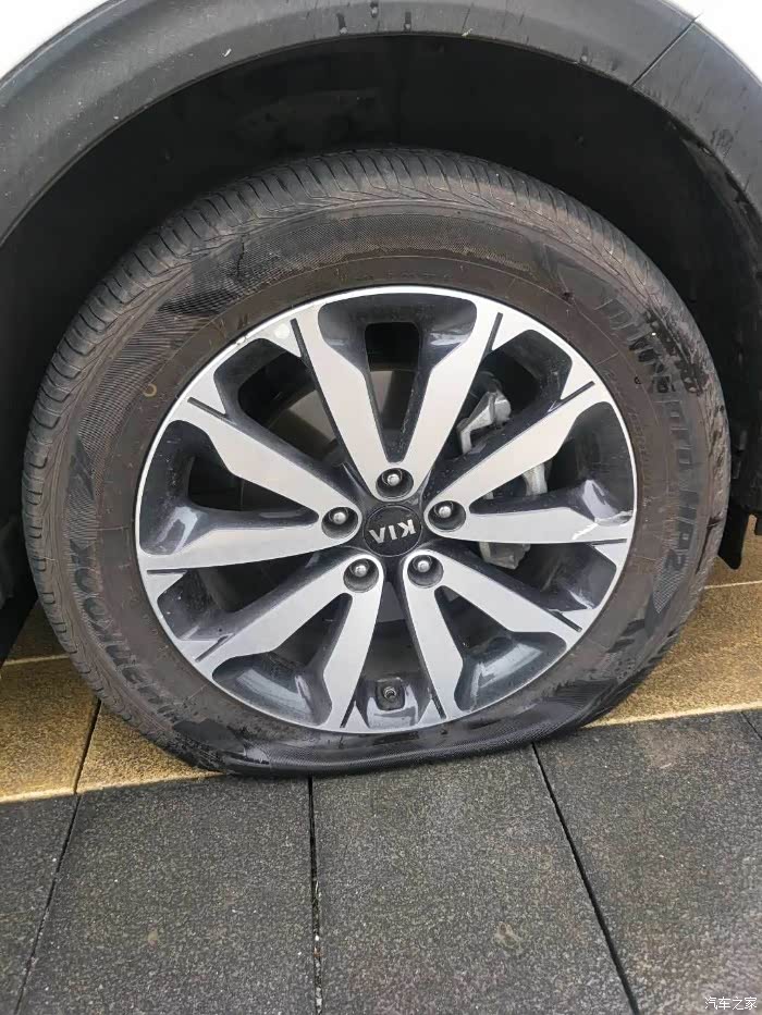 【图】kx5纪念版轮胎爆了_起亚kx5论坛_汽车之家论坛