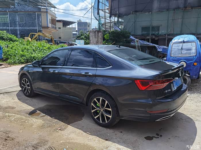 【图】22锰石黑速腾加装尾翼和卡钳罩_速腾论坛_汽车之家论坛